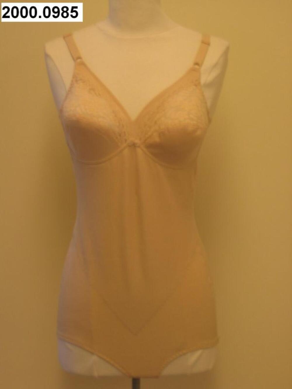 Corselet in vleeskleurige synthetische stof en kant