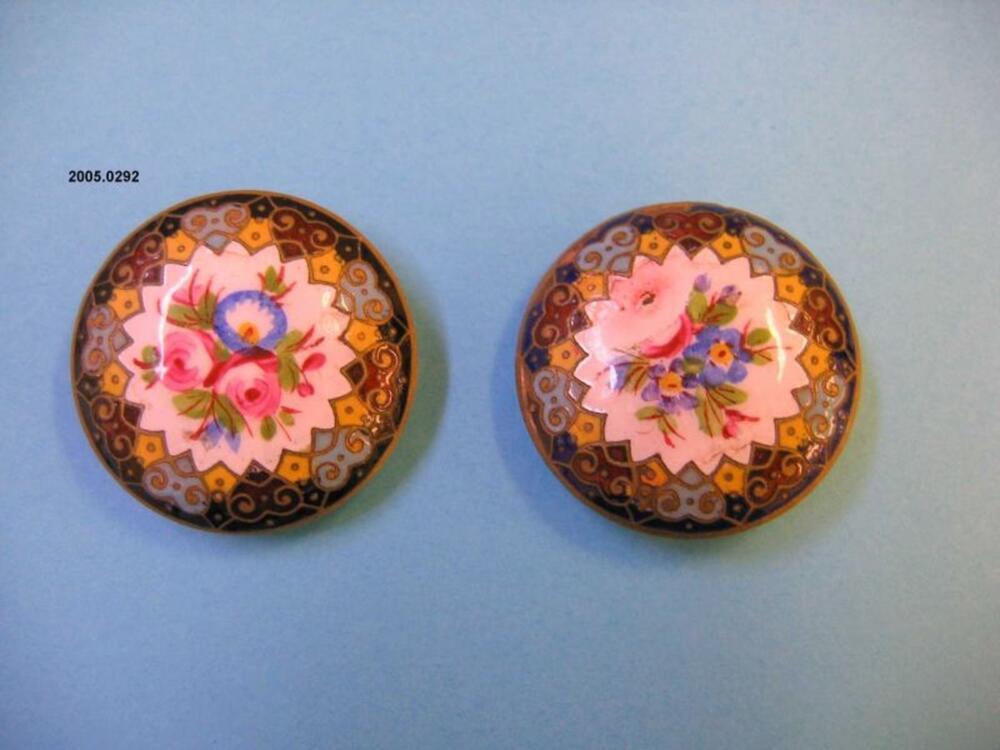 Grote ronde geëmailleerde manchetknopen met bloemen