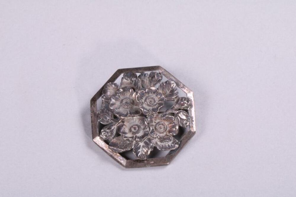 Achthoekige broche in metaal