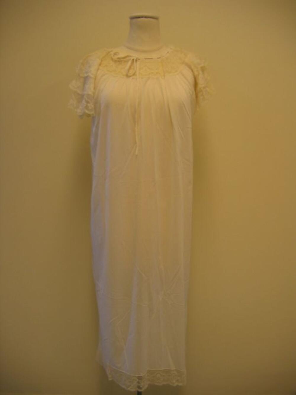 Witte nylon nachtjapon met kantafwerking