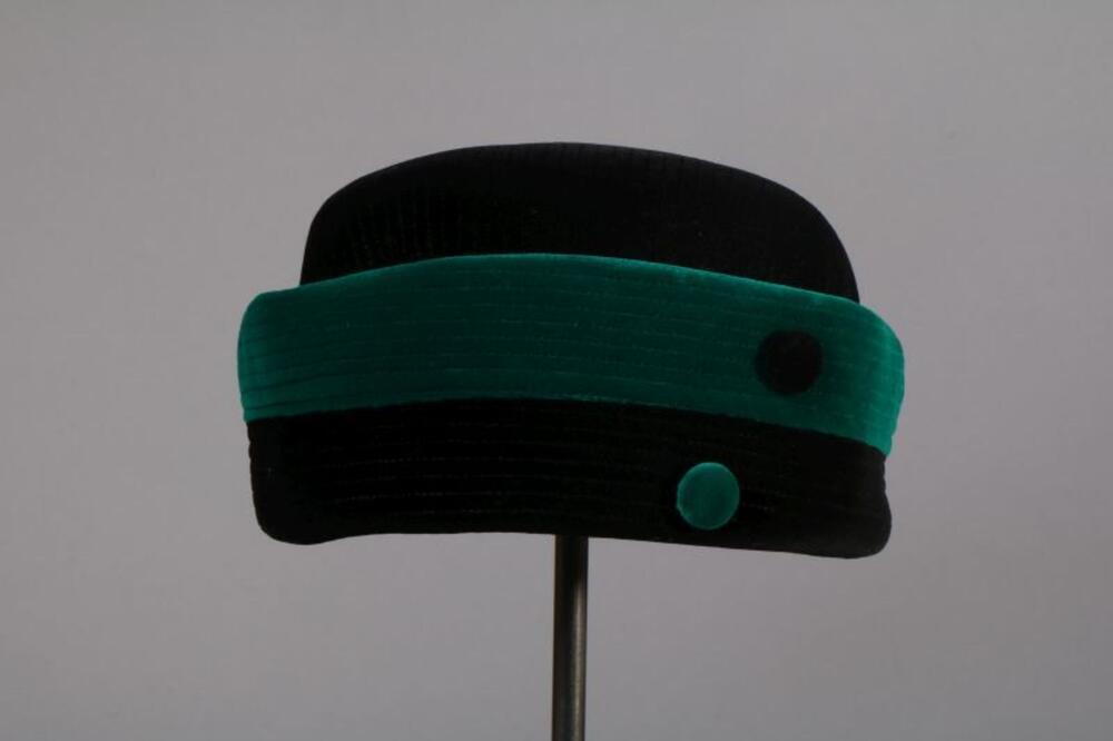 Hoed in zwart en groen fluweel