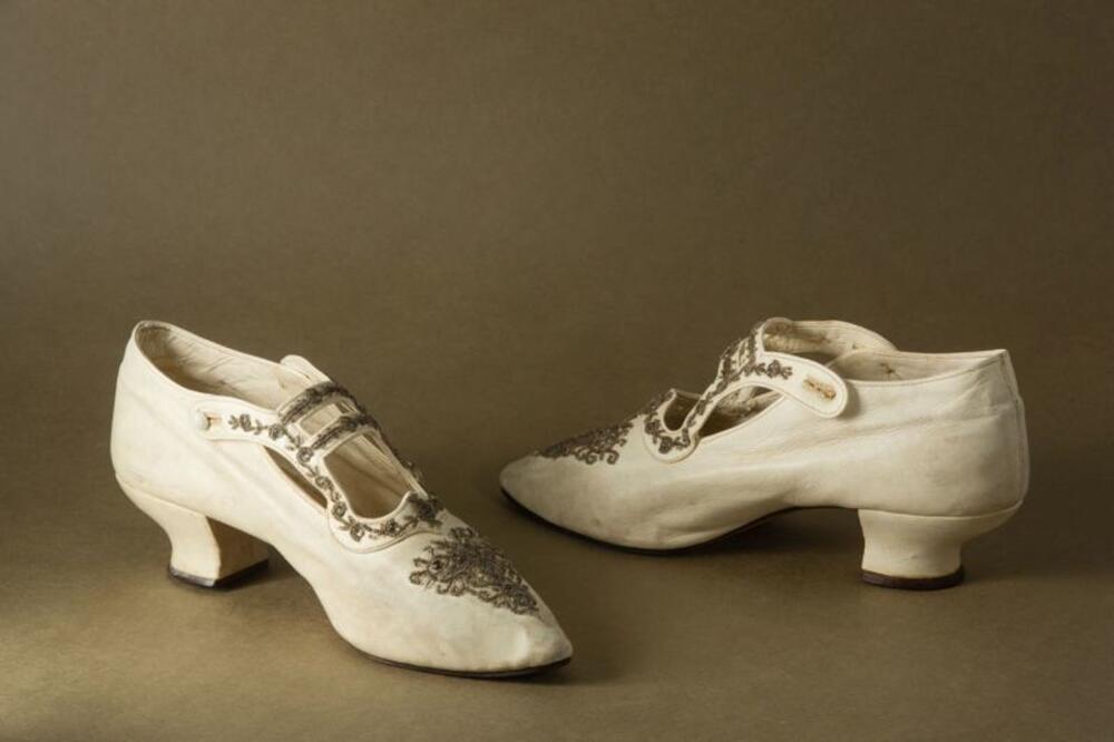Witte, leren damesschoenen met glasparels