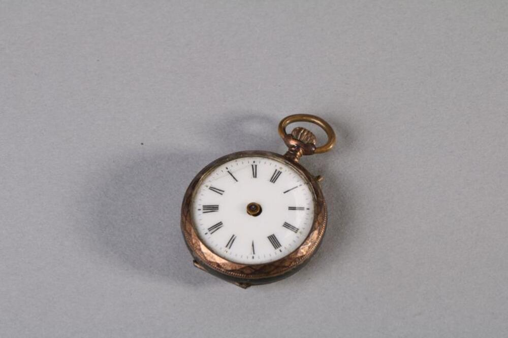 Koperkleurig zakhorloge met witte wijzerplaat