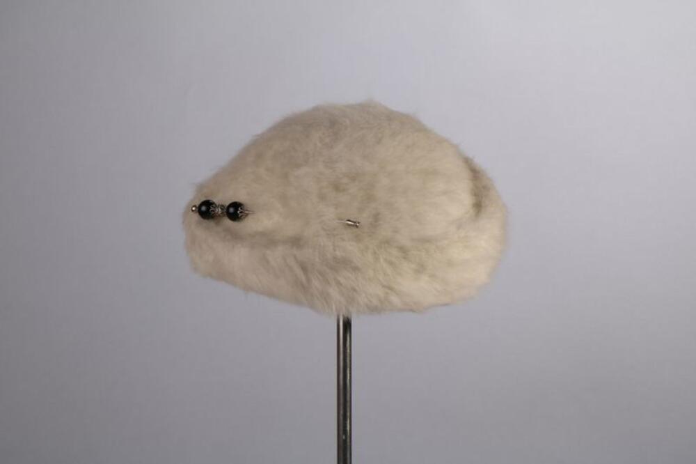 Hoed in crèmekleurige mohair met hoedenspeld in bakeliet