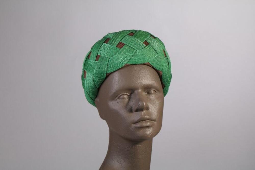 Hoed in fijn groen raffiavlechtwerk