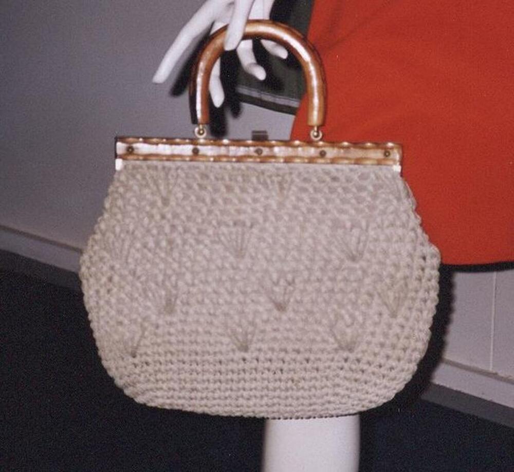 Handtas in ecru macramé met houten sluiting en handvat