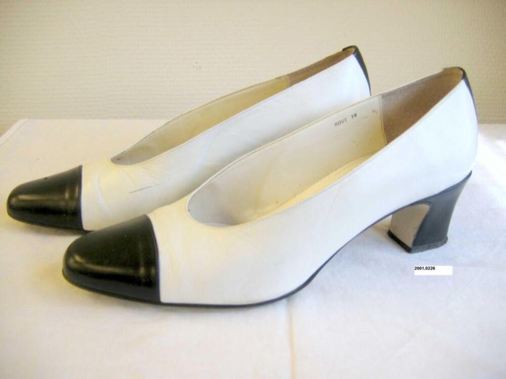Schoenen in wit leer met zwarte accenten