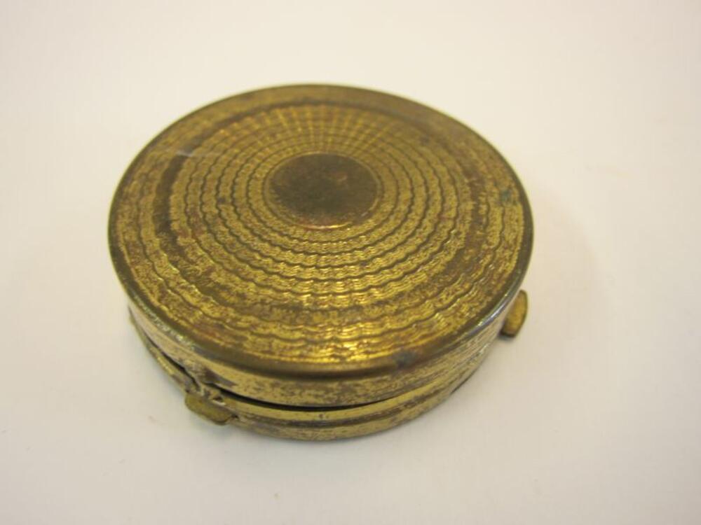 Goudkleurige metalen kleine ronde poederdoos