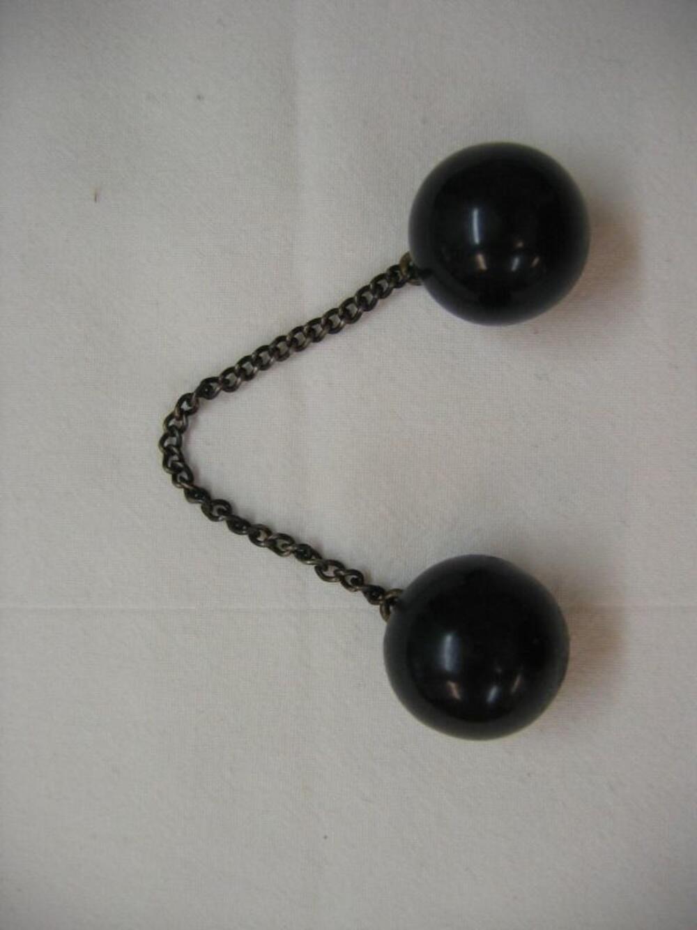 Knoop met twee zwarte bollen en ketting in metaal