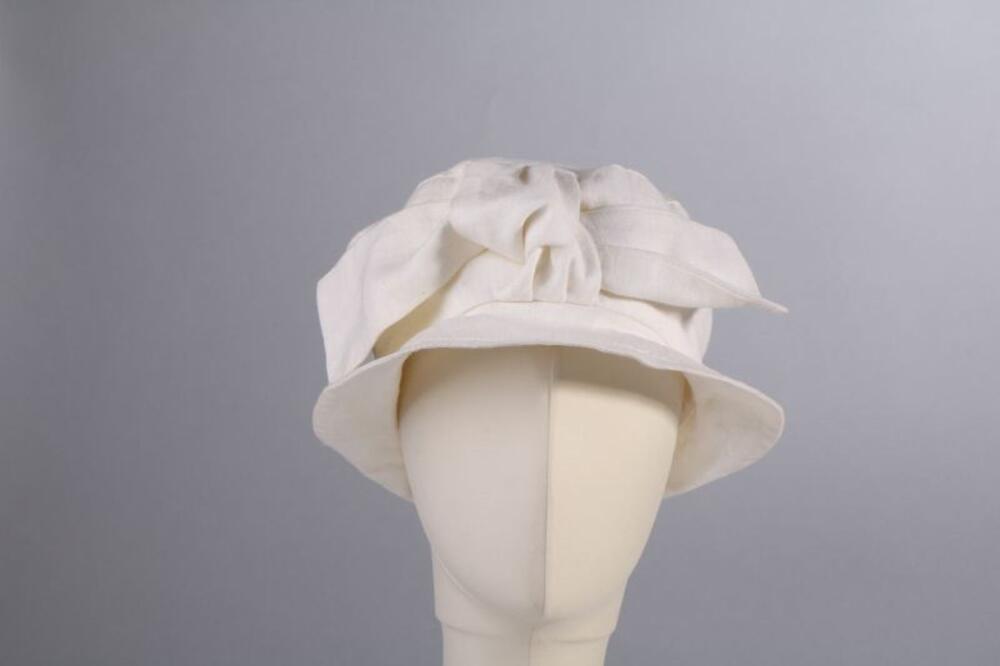 Hoed in witte linnen met grote strik