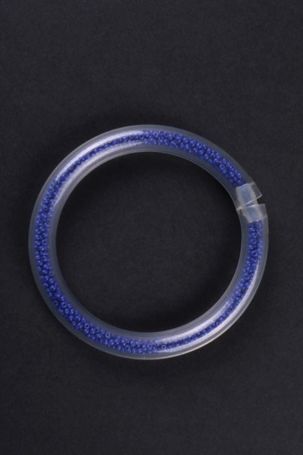 Armband in transparante plastic met gekleurde kralen