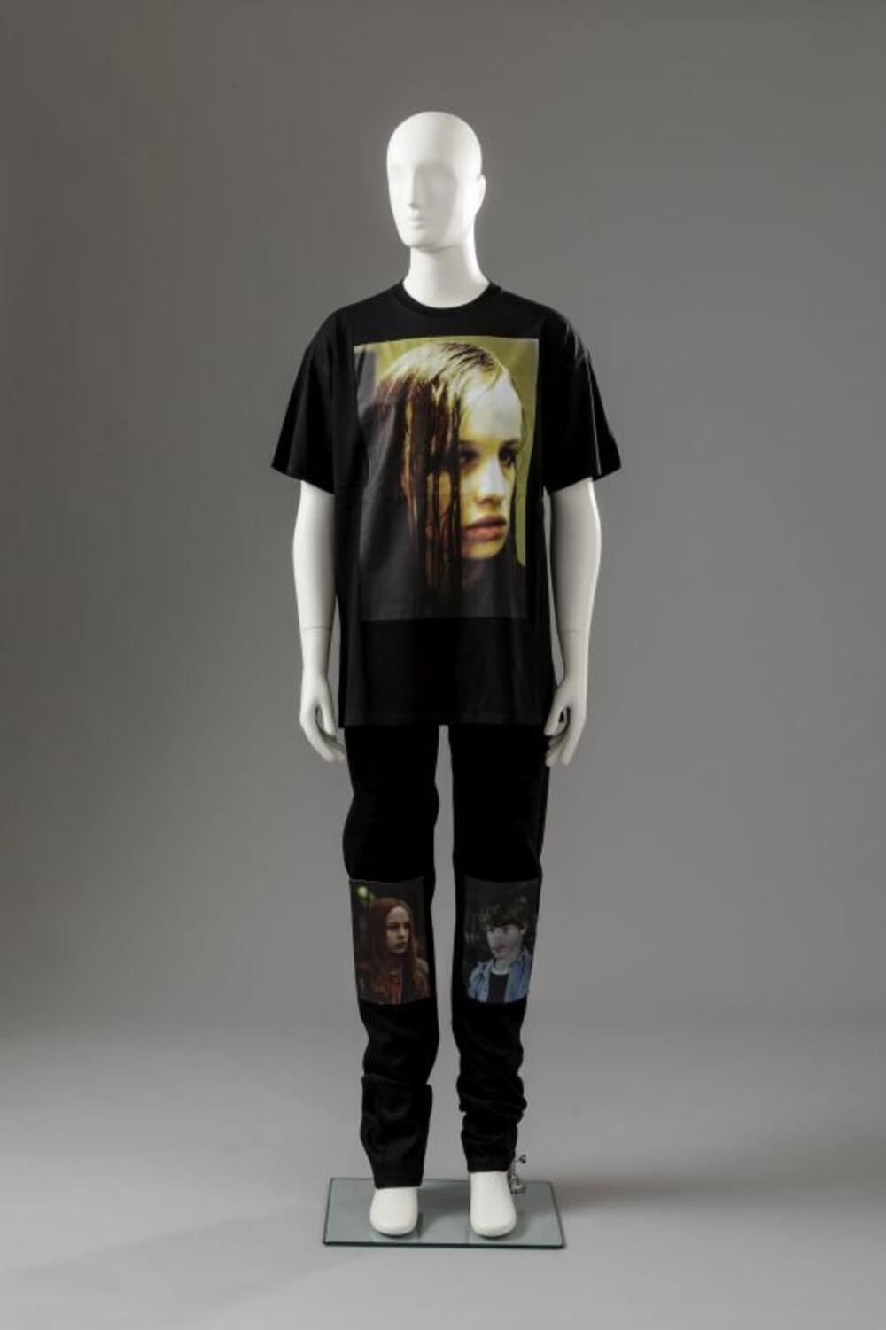 Ensemble bestaande uit broek en t-shirt