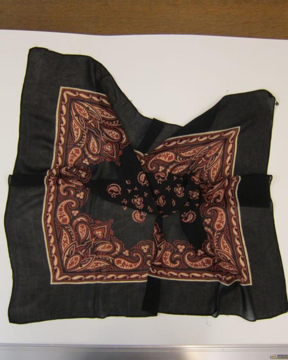 Foulard in zwarte zijden met kasjmiermotief