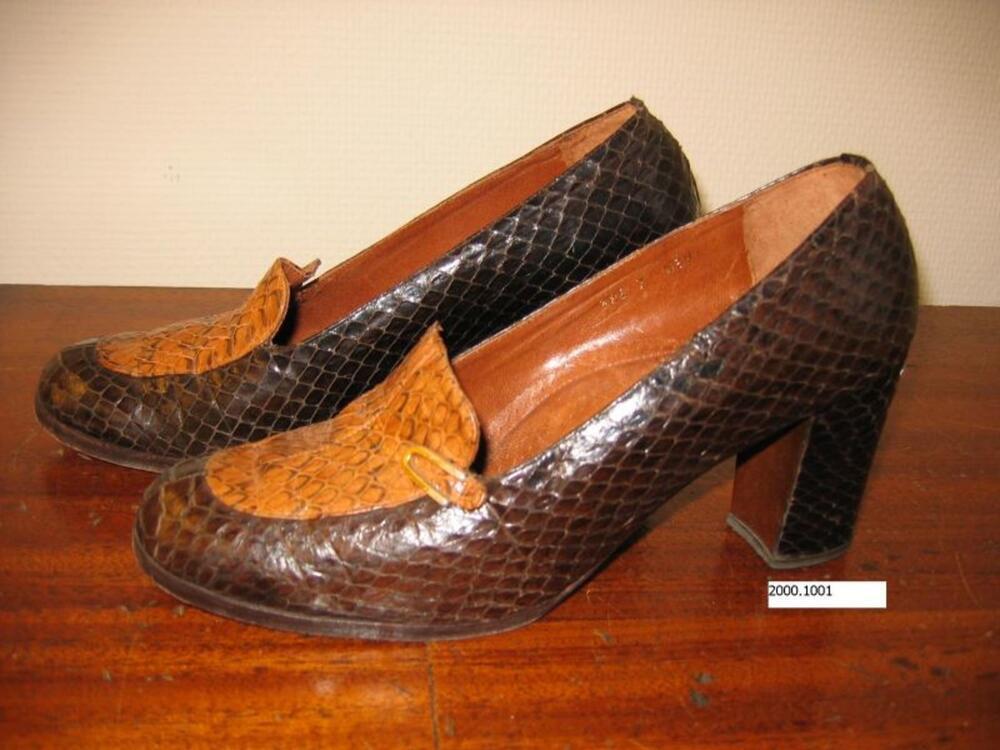 Schoenen in donker- en lichtbruin slangenleer