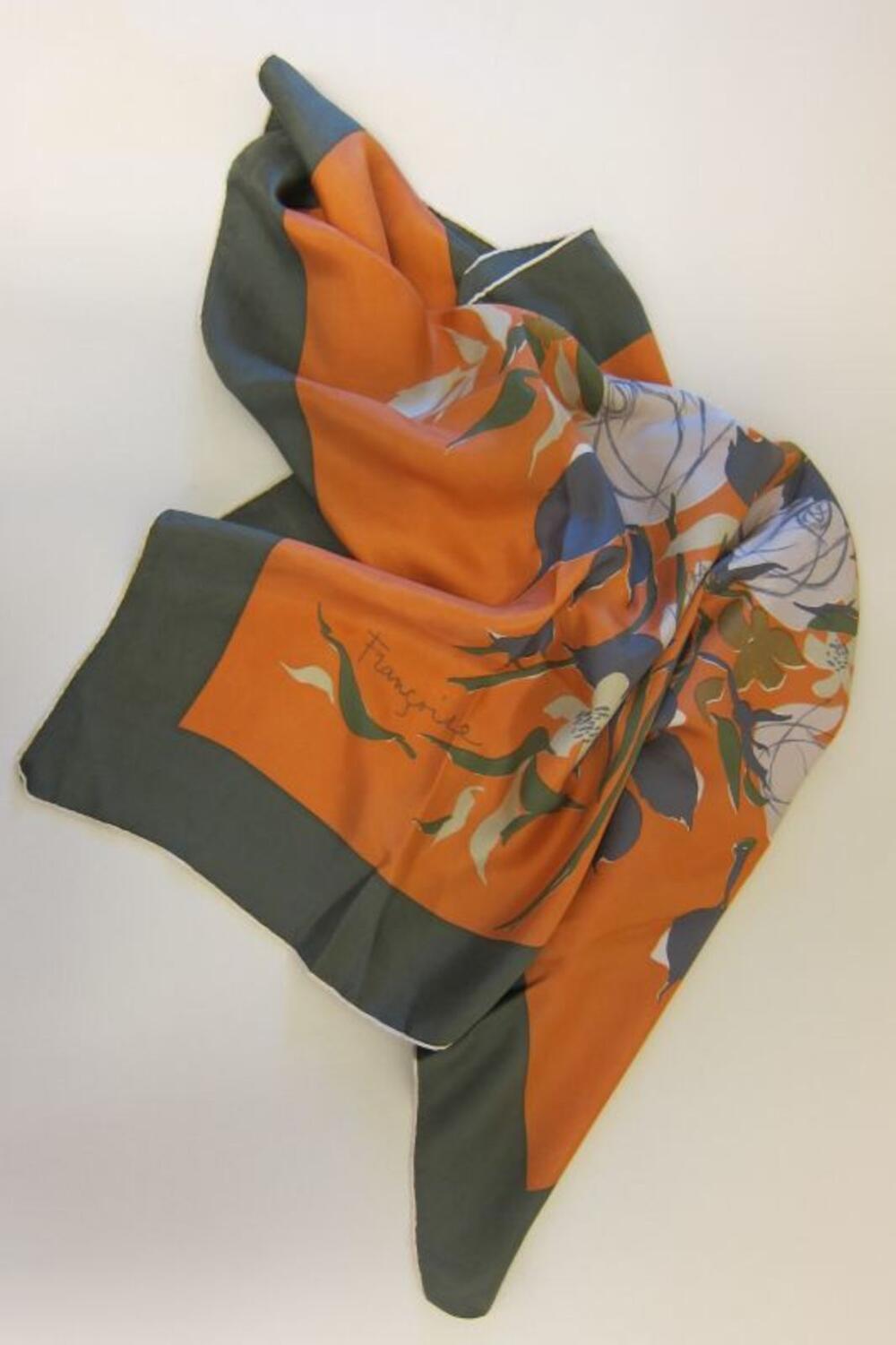Foulard in orange en groene zijde met bloemenprint