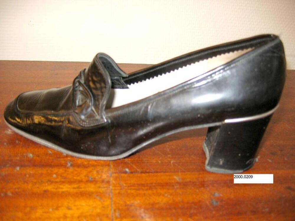 Zwarte lakleren wandelschoenen met brede hak
