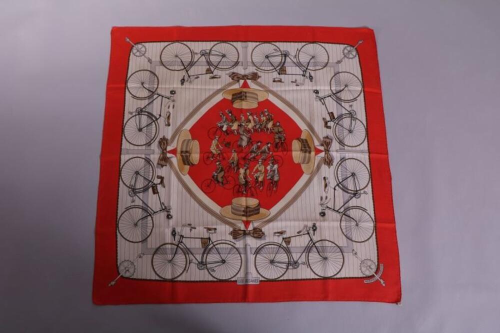 Foulard in rode en ecrukleurige zijde