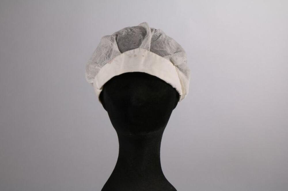 Muts in witte tule met katoenen boord