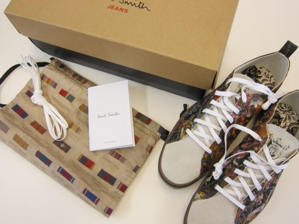 Ensemble bestaande uit herensneakers, schoendoos, schoenenzak en veters