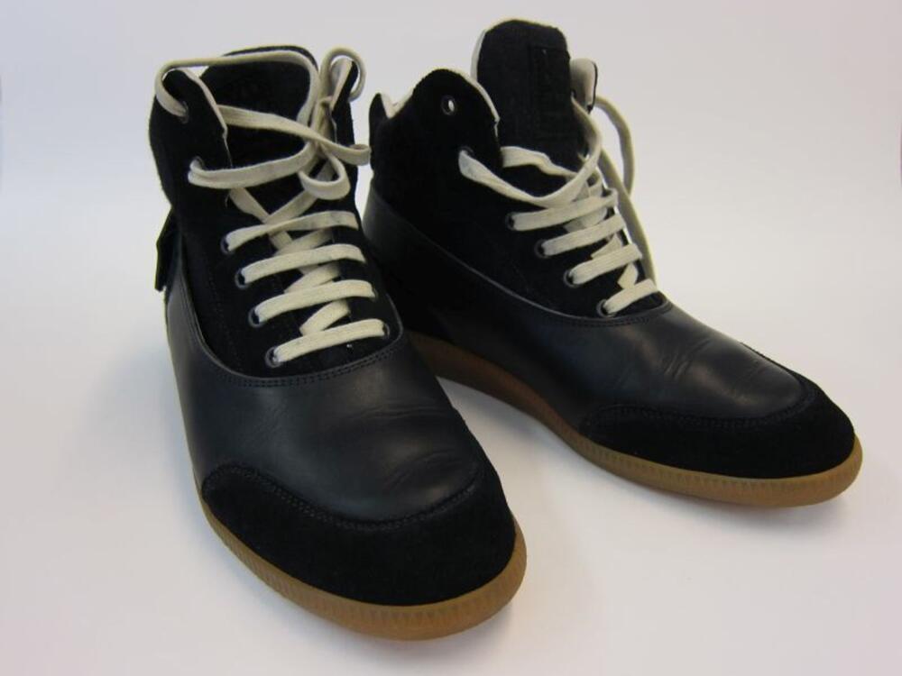 Ensemble bestaande uit sneakers en schoendoos