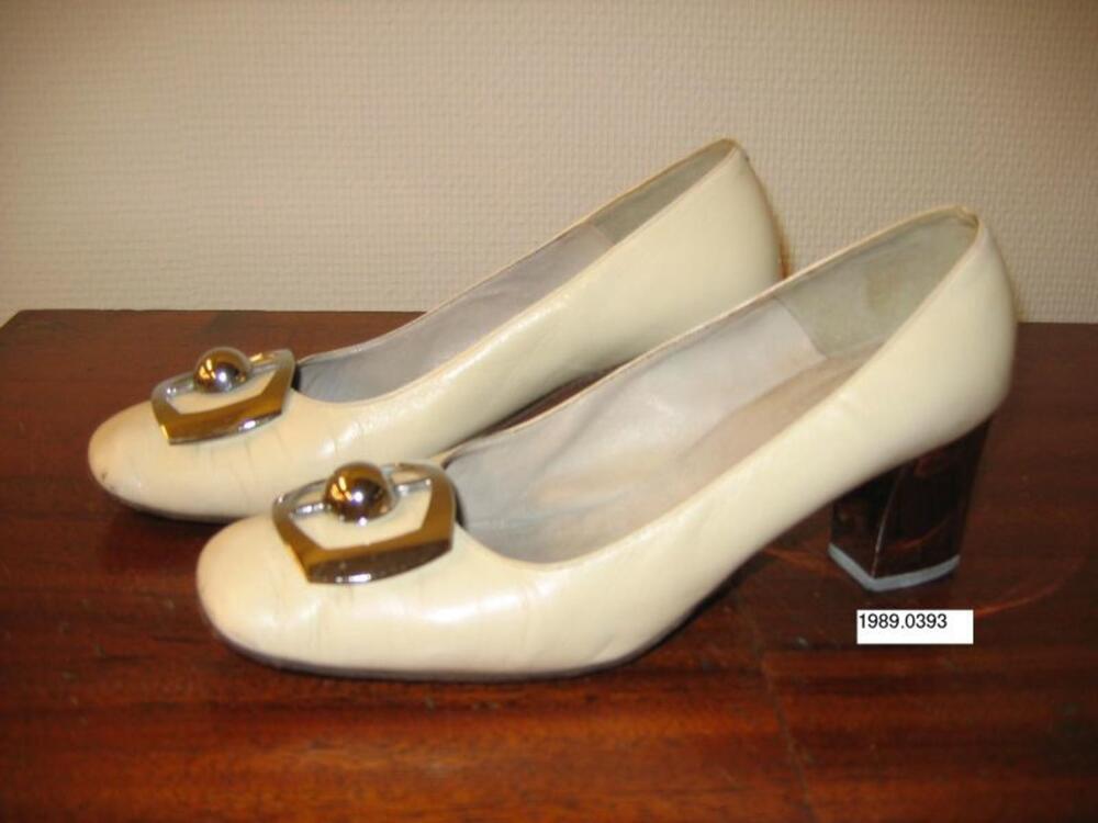 Schoenen in ecru leer met zilverkleurige gesp