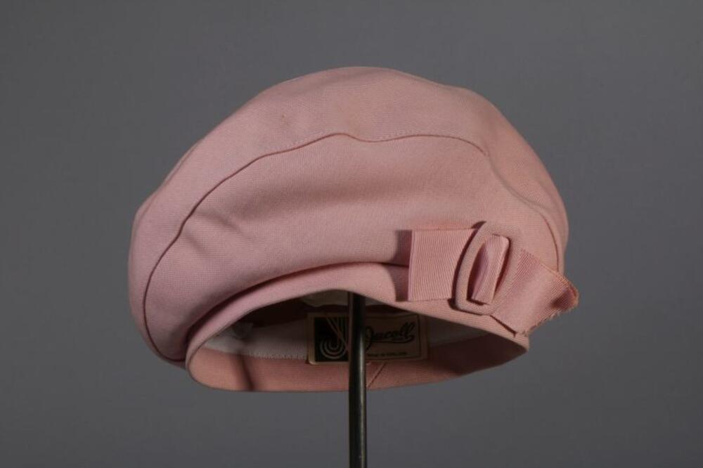 Muts in roze kunstzijde