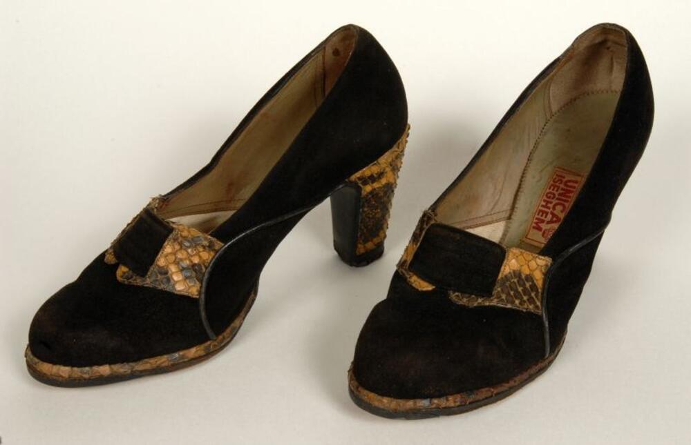 Schoenen in zwarte suède met accenten in slangenleer