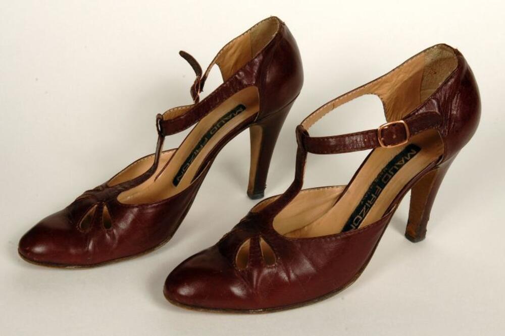 Bordeaux leren schoenen met gespsluiting en t-strap