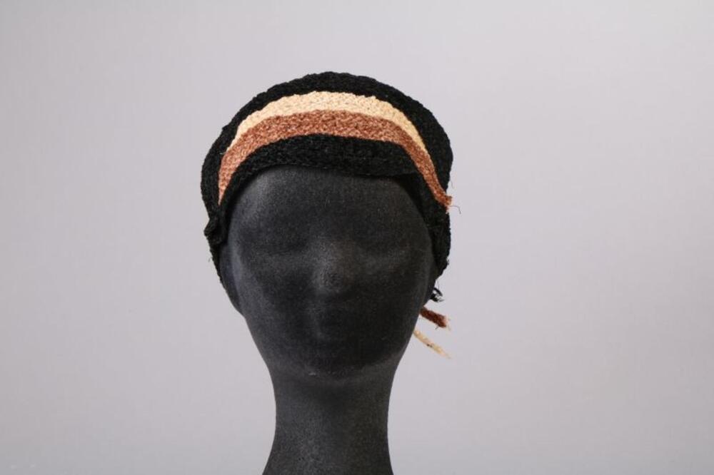 Hoed in zwarte, bruine en beige crin met chenille