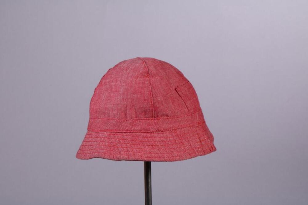 Hoed in rode denim