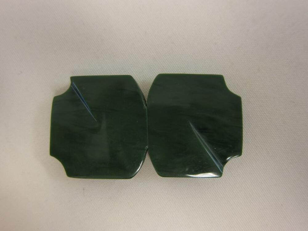 Groene, gevlekte, hoekige gesp bestaande uit twee delen