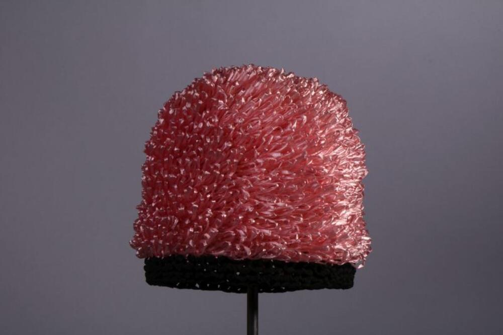 Toque in roze raffia