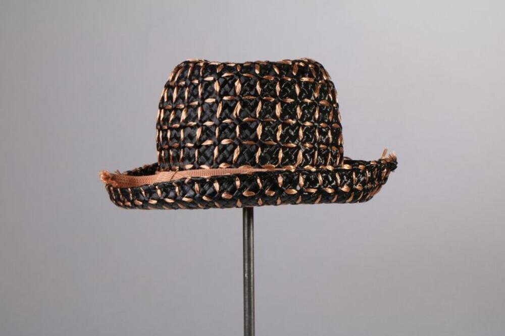 Hoed in zwarte en beige gevlochten raffia met beige ripslint
