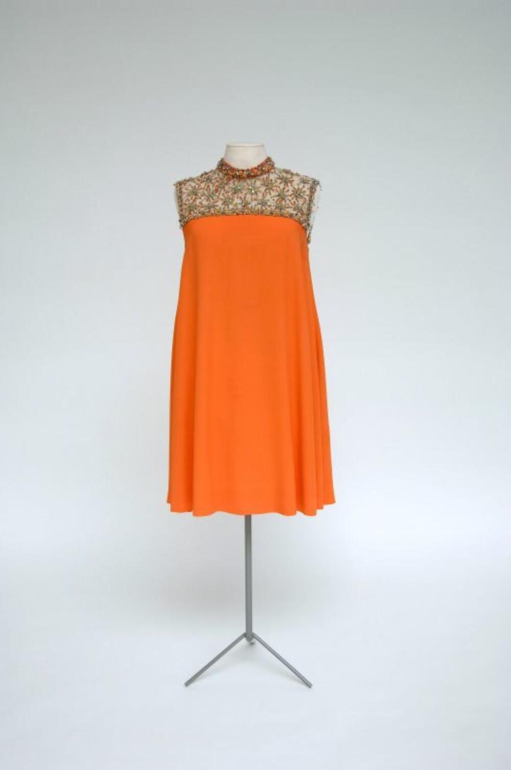 Oranje mini-jurk met verhoogde taille en uitschuinende rok