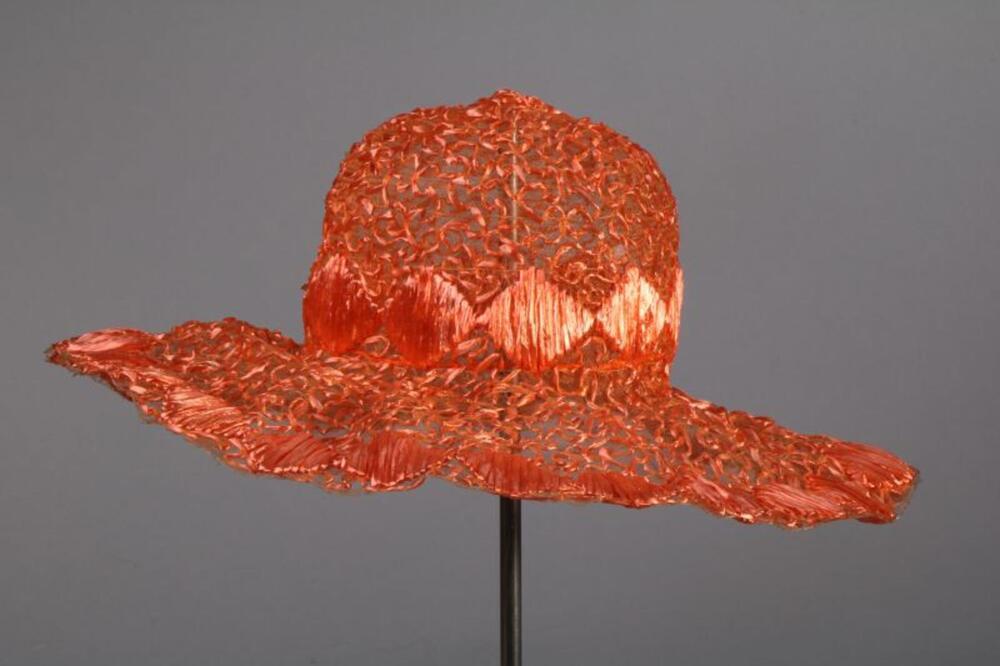 Hoed met brede rand in oranje raffia