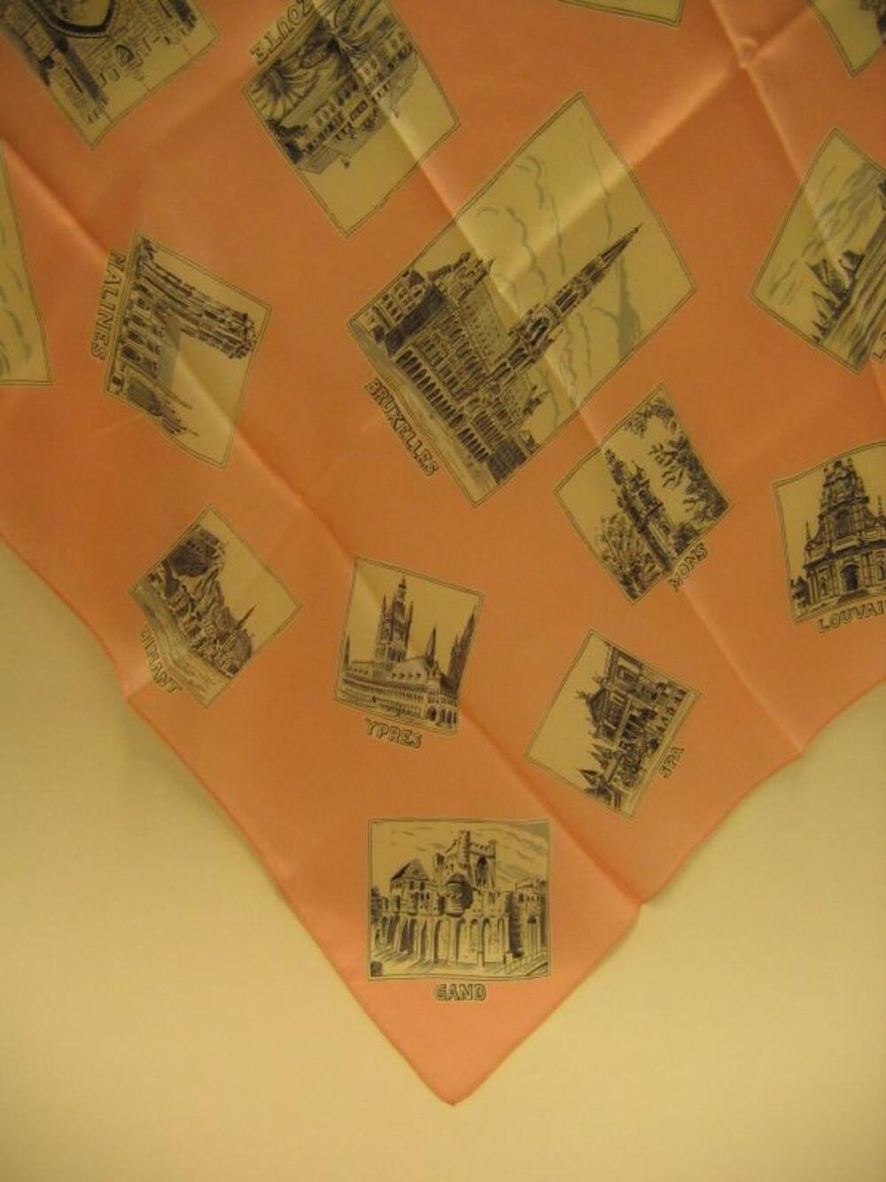 Foulard in roze zijde met print van Belgische steden