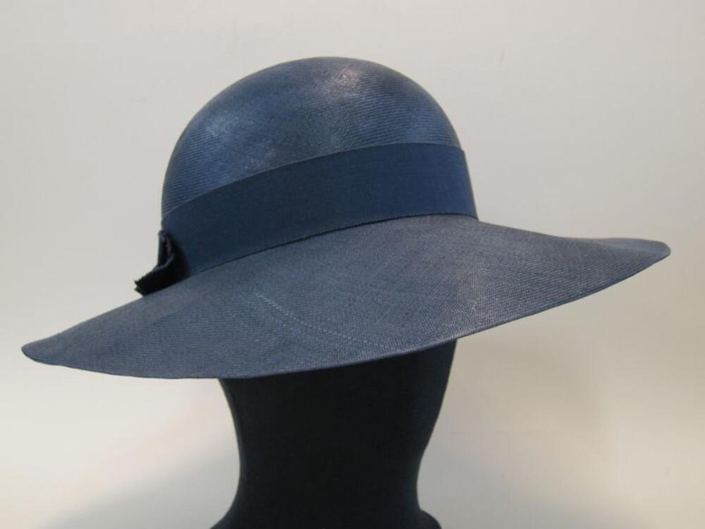 Hoed in donkerblauwe stro met donkerblauw ripslint