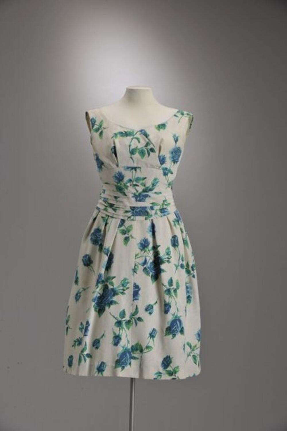 Jurk in wit met blauw en groen moiré bloemenpatroon