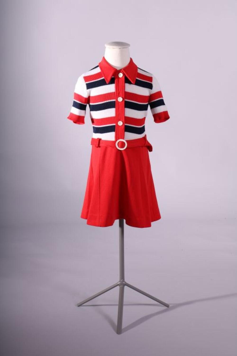 Jurk met rok in rode tricot en bovenlijf in rood, wit en blauw gestreept breigoed
