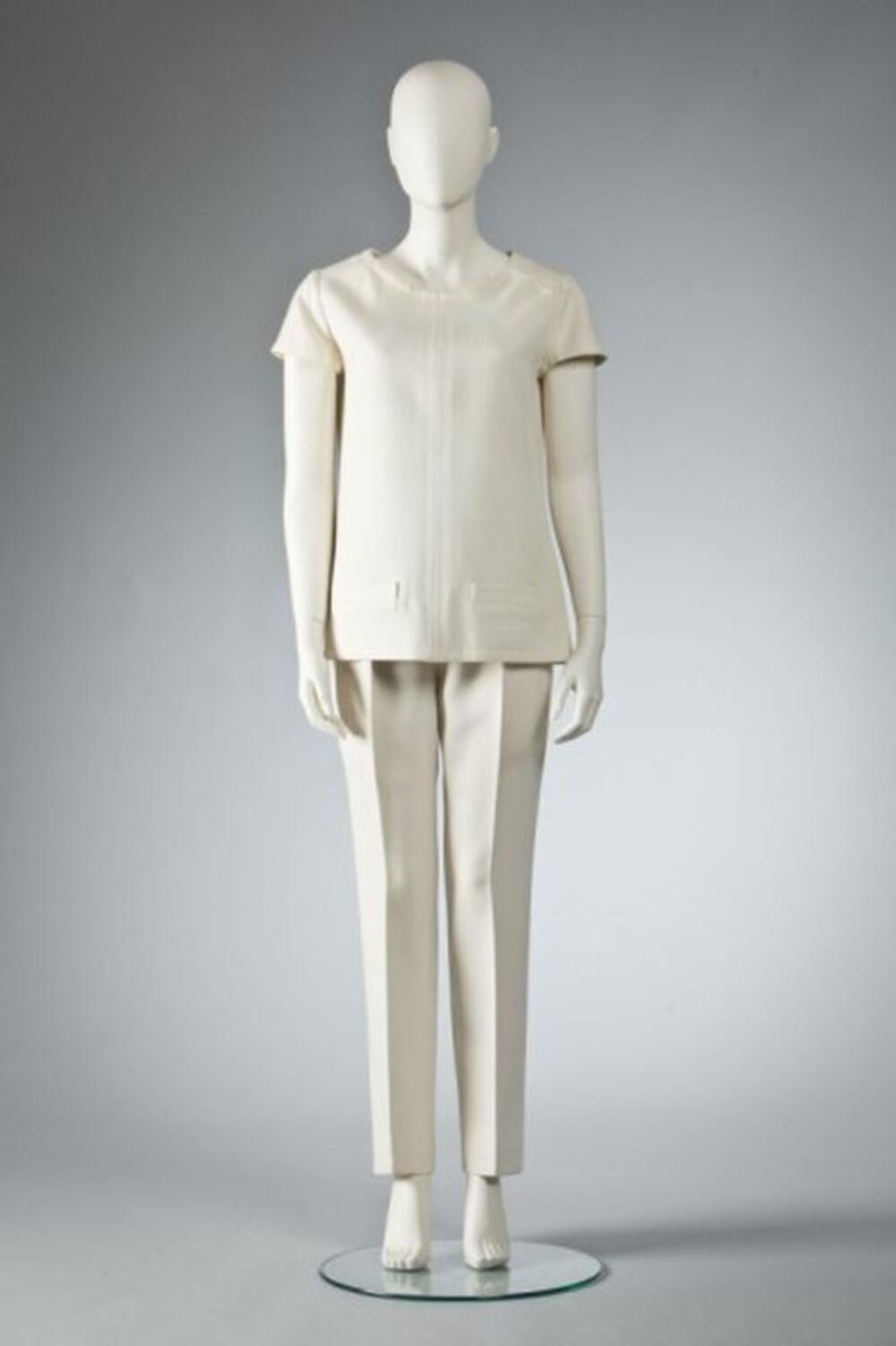 Ensemble bestaande uit T-shirt en broek in ecrukleurige wol