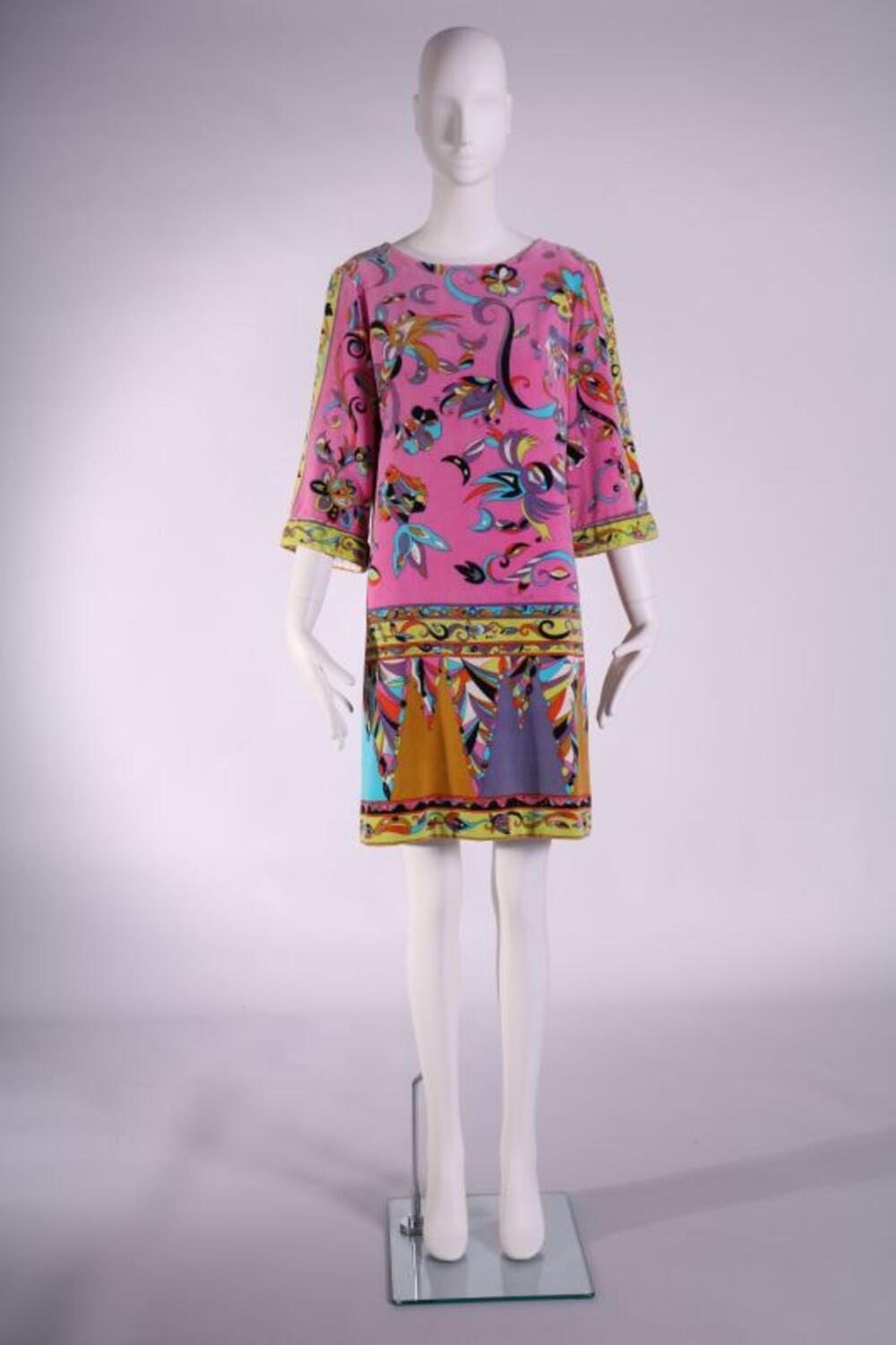 Jurk in roos fluweel met kleurijke prints