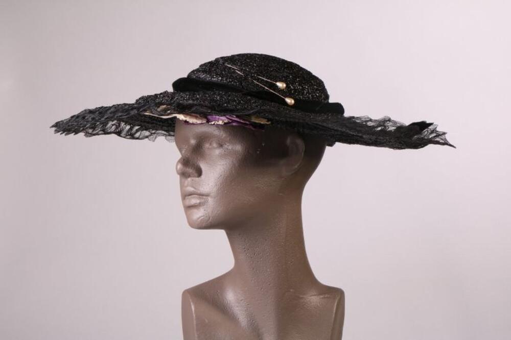 Hoed in zwarte raffia versierd met fluwelen bloemen