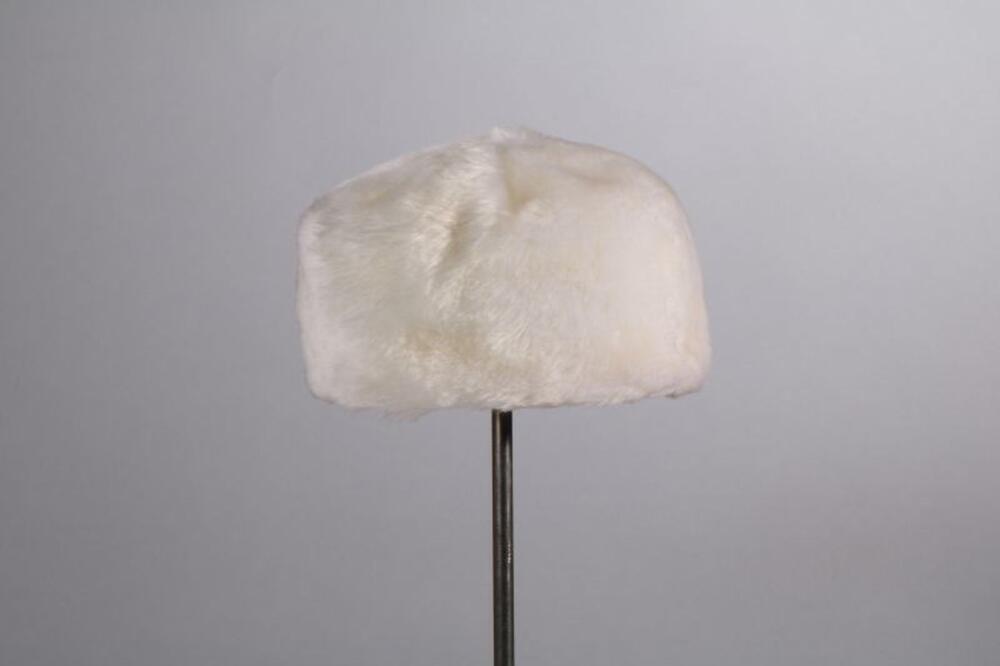 Muts in witte imitatiebont