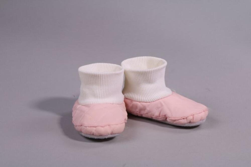 Pantoffels in roze nylon met een witte tricot boord