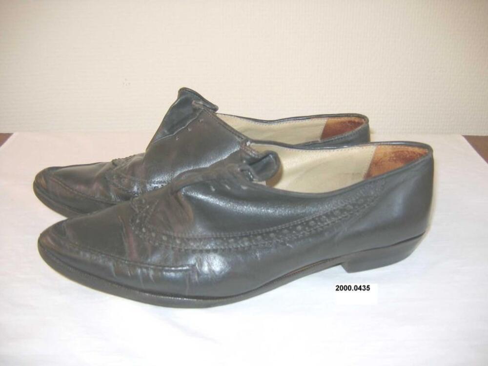 Zwarte leren puntschoenen met geperforeerde versiering