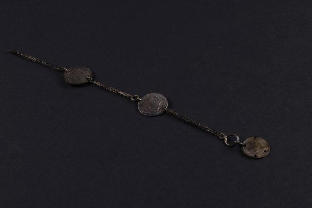 Armband in metaal met vier munten