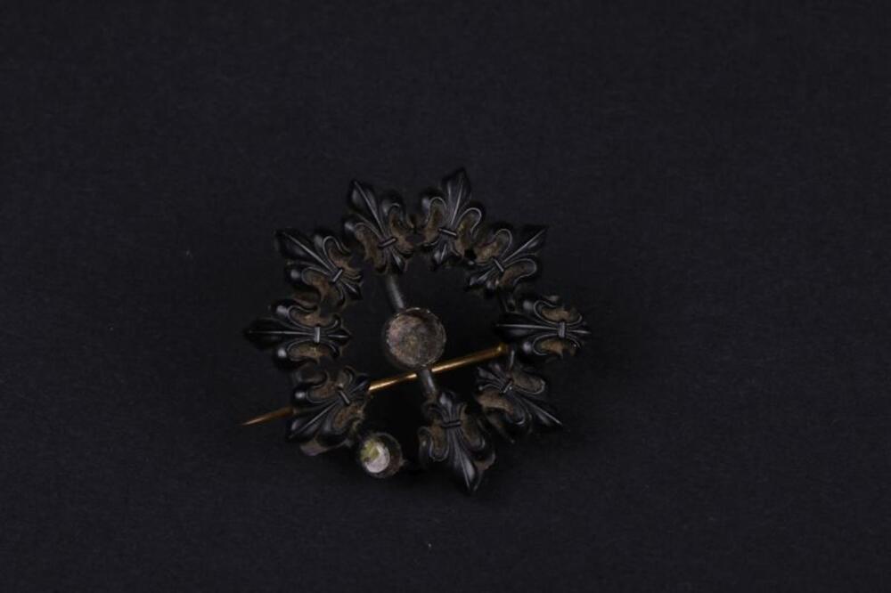 Broche in zwart bakeliet met lelies