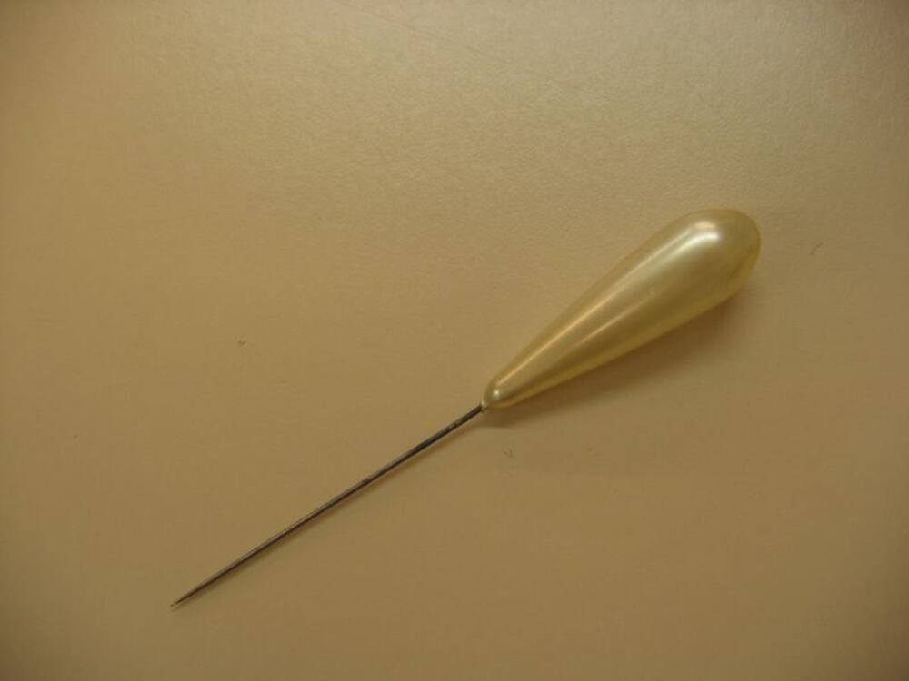 Hoedenspeld met ovale knop in paarlemoer