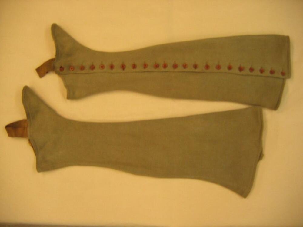 Slobkousen in kaki tricot met rij knopen