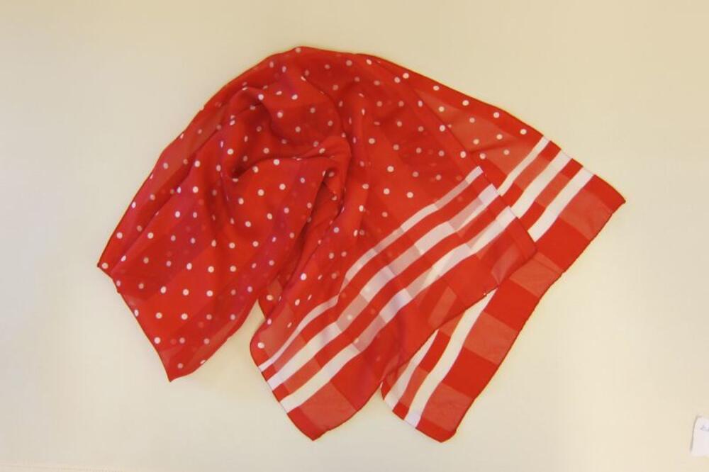 Foulard in rode polyester met witte bollen en strepen